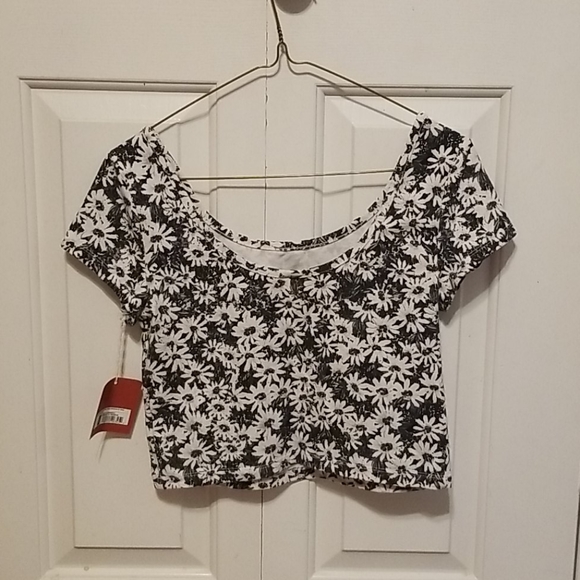 2/$15 NWT Daisy Print Crop Top - Picture 3 of 5
